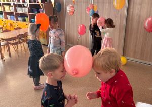 Dzieci podczas zabawy z balonami