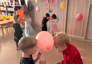 Dzieci podczas zabawy z balonami