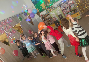 Dzieci podczas zabawy z balonami