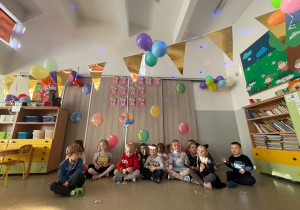 Dzieci pozują do wspólnego zdjęcia