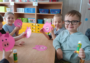 Dzieci z wykonanymi pracami