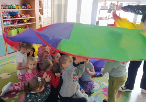 Dzieci podróżują do królestwa baśni