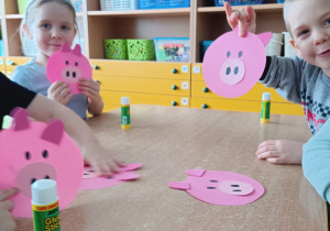 Dzieci z wykonanymi pracami