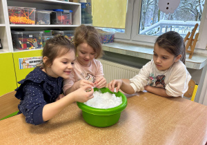 Dziewczynki obserwują śnieżynki