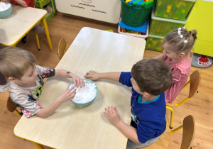 Dzieci eksperymentują ze śniegiem