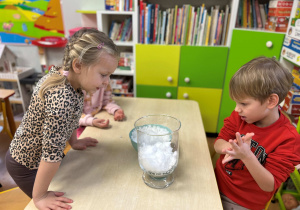 Dzieci obserwują konsystencje śniegu