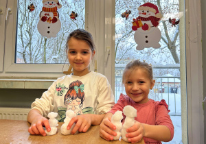 Dzieci zbudowały bałwanki ze śniegu