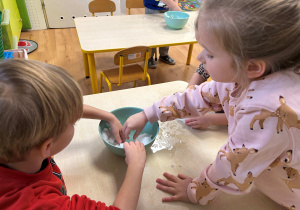 Dzieci dotykają śniegu