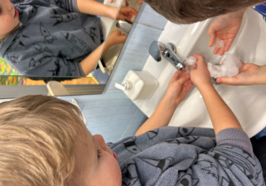 Chłopcy obserwują topnienie śniegu