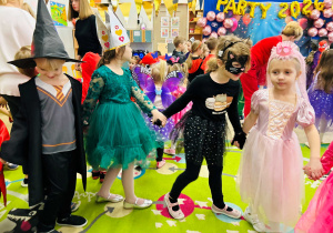 Dzieci podczas balu