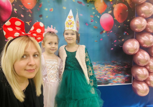 Zdjęcie dziewczynek z Panią Kingą