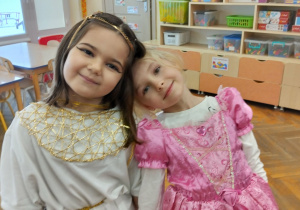 Dziewczynki w przebraniu