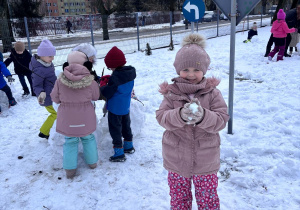 Dzieci bawią się na śniegu