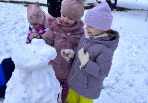 Dzieci bawią się na śniegu