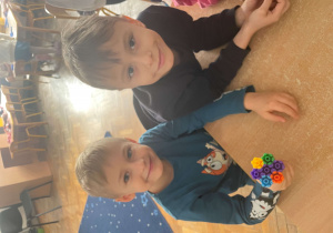 Dzieci ze śnieżynką z klocków