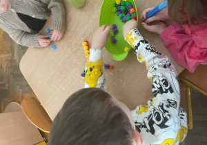 Dzieci ze śnieżynką z klocków