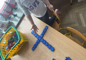 Dzieci ze śnieżynką z klocków