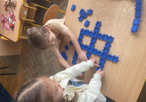 Dzieci ze śnieżynką z klocków