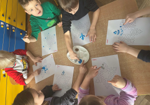 Dzieci wykonują śnieżynki