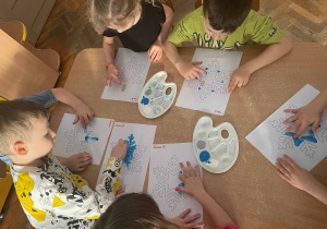 Dzieci wykonują śnieżynki