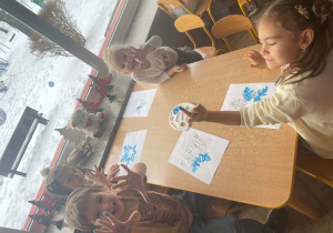 Dzieci wykonują śnieżynki