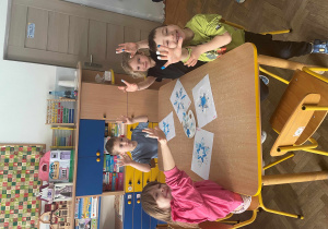 Dzieci wykonują śnieżynki