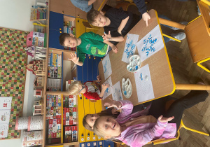 Dzieci wykonują śnieżynki