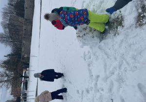 Dzieci bawią się na śniegu