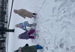 Dzieci bawią się na śniegu