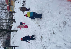 Dzieci bawią się na śniegu