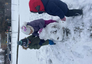 Dzieci bawią się na śniegu