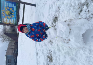 Dziewczynka bawi się na śniegu