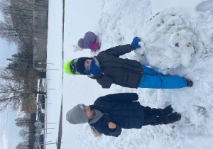 Dzieci bawią się na śniegu