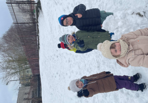 Dzieci bawią na śniegu