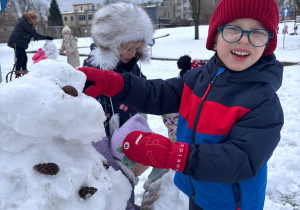 Dzieci bawią się na śniegu
