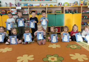 Dzieci ze swoimi pracami