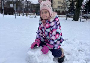 Dziewczynka bawi się śniegu
