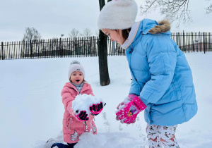 Dziewczynki budują ze śniegu