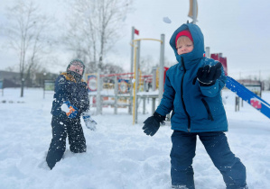 Radość dzieci w czasie zabaw ze śniegiem