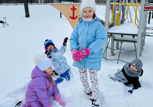 Starszaki budują ze śniegu