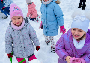 Dzieci budują kule ze śniegu