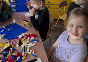 Dzieci konstruują z klocków lego