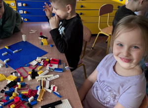 Kreatywne Budowanie z LEGO: Jak Grupa „Myśliciele” Poznaje Literki