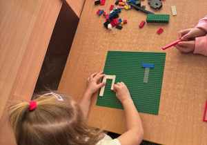 Dzieci konstruują z klocków lego