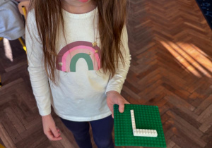 Dziewczynka ze swoją pracą