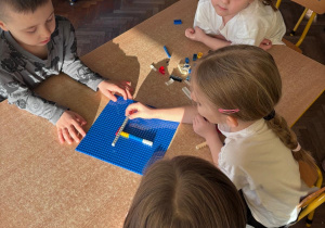 Dzieci konstruują z klocków lego