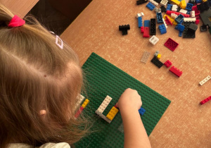 Dzieci konstruują z klocków lego