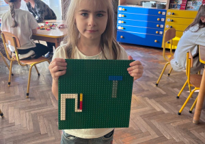 Dziewczynka ze swoją pracą