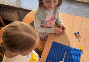 Dzieci konstruują z klocków lego