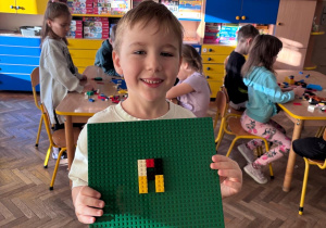 Chłopiec ze swoją pracą